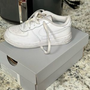Selling lightly worn White Nike Force 1 Toddler